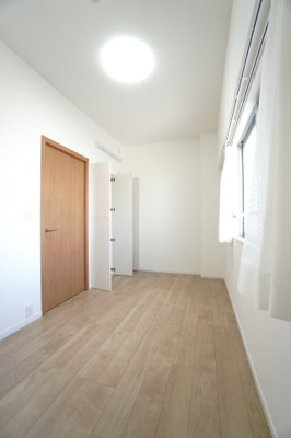 【洋室】 | 【上質リノベ】アーバンビュー渚ガーデン・タワーヴィレッジ2番館 | 【洋室約5.8帖】
将来、ライフスタイルや家族構成が変わった時等、
第2子供部屋としても活用できそうですね！
収納もかなり多めの容量を確保。
壁掛けエアコンの取付には工夫が必要です！