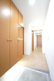 【玄関】 | 【上質リノベ】アーバンビュー渚ガーデン・タワーヴィレッジ2番館 | 【玄関ホール】
人を迎え入れる最初の場所だからこそ、
清潔感があり纏まった空間にして頂ける様に
ニッチ風シューズBOXを設置。
照明はオートライト。消し忘れや
出入りが暗くならなく済みます！