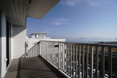 【バルコニー】 | 【上質リノベ】アーバンビュー渚ガーデン・タワーヴィレッジ2番館 | 【バルコニー】
リビング全面が接するワイドバルコニー。
前面の建物が邪魔することなくよく陽が当たり、お洗濯物もすぐ乾きそう！
この位の広さがあると、エアコン室外機を置いても十分なスペースを保てます。