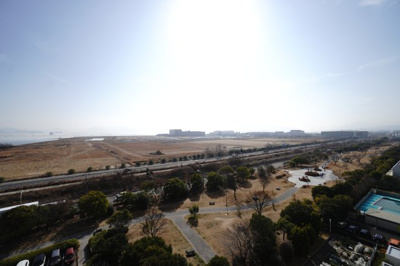 【展望】 | 【上質リノベ】アーバンビュー渚ガーデン・タワーヴィレッジ2番館 | 【四季を感じる】
四季の移ろい・爽やかな青空や風を感じられ
自然を愉しめるパノラマビュー。
毎日の暮らしに余裕を感じさせてくれる、
遮る物の無い開放的な眺望を是非、ご堪能ください。