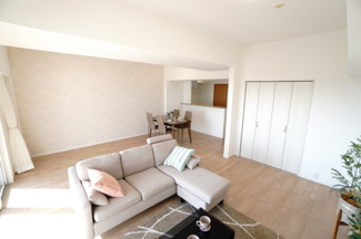 【居間・リビング】 | 【上質リノベ】アーバンビュー渚ガーデン・タワーヴィレッジ2番館 | 【約22.7帖LDK】
今回のリノベスタイルは「ナチュラルモダン」
無駄をそぎ落としたすっきりとしたラインに、
優しく落ち着いた色調を重ねています。
シンプルでありながら、どこか洗練された空気感も漂う