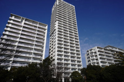 【外観】 | 【上質リノベ】アーバンビュー渚ガーデン・タワーヴィレッジ2番館 | 【耐震性】
耐震性の高さを判断するポイントは、
建築確認申請日が1981年6月1日以降の
新耐震基準に適合しているかどうか。
震度６程度の大地震でも
建物が崩壊しないレベルが基準になりました。
