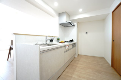 【キッチン】 | 【上質リノベ】アーバンビュー渚ガーデン・タワーヴィレッジ2番館 | ☆キッチンの特徴☆
・クリナップ社製
・勝手口
・アクリストンワークトップ
・浄水器一体型ハンドシャワー水栓
・食洗機は後付け可能
・IHクッキングヒーター
・フラットスリムレンジフード
・幕板同色