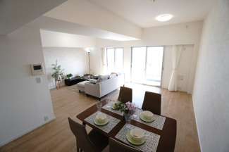 【居間・リビング】 | 【上質リノベ】アーバンビュー渚ガーデン・タワーヴィレッジ2番館 | 【約22.7帖LDK】
やわらかな光が差し込むリビング。
ダイニングとゆるやかにつながり、家族の気配を感じながら過ごせます。
家具配置もしやすく、毎日の食事もくつろぎ時間も自然に心地よく整う空間です。