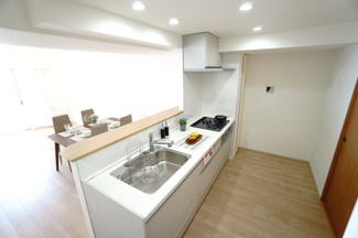 【キッチン】 | 【上質リノベ】アーバンビュー渚ガーデン・タワーヴィレッジ2番館 | 【キッチンスペース】
キッチンから廊下へ抜けられるウォークスルー動線。
家事の合間の移動がスムーズで、買い物帰りの片付けも楽に。
人の動きが重ならず、毎日にやさしいゆとりが生まれる。洗面所に近いのも◎