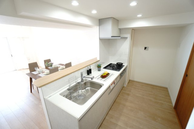 【キッチン】 | 【上質リノベ】アーバンビュー渚ガーデン・タワーヴィレッジ2番館 | 【キッチンスペース】
キッチンから廊下へ抜けられるウォークスルー動線。
家事の合間の移動がスムーズで、買い物帰りの片付けも楽に。
人の動きが重ならず、毎日にやさしいゆとりが生まれる。洗面所に近いのも◎