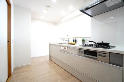 【キッチン】 | 【上質リノベ】アーバンビュー渚ガーデン・タワーヴィレッジ2番館 | ☆キッチンの特徴☆
・クリナップ社製
・アクリストンワークトップ
・浄水器一体型ハンドシャワー水栓
・食器洗い乾燥機は後付け可能
・フラットスリムレンジフード
・換気扇幕板が他の面材と同色
・回遊動線