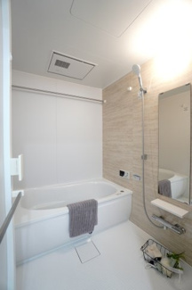 【浴室】 | 【上質リノベ】アーバンビュー渚ガーデン・タワーヴィレッジ2番館 | 【バスルーム】
TOTO社製RWシリーズは
「ゆるリラ浴槽」「カラリ床」で独自の技術によりバスタイムを
よりよく演出してくれます！
更に、浴室暖房乾燥機が標準設備！
お手入れが楽なシステムバスです。