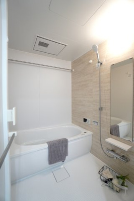 【浴室】 | 【上質リノベ】アーバンビュー渚ガーデン・タワーヴィレッジ2番館 | 【バスルーム】
TOTO社製RWシリーズは
「ゆるリラ浴槽」「カラリ床」で独自の技術によりバスタイムを
よりよく演出してくれます！
更に、浴室暖房乾燥機が標準設備！
お手入れが楽なシステムバスです。