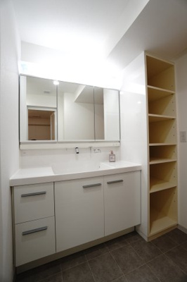 【独立洗面台】 | 【上質リノベ】アーバンビュー渚ガーデン・タワーヴィレッジ2番館 | 【コスメカウンター】
LIXIL社製!
キレイアップカウンターが特徴の本商品は、
継ぎ目等が少なく、上から吐水の水栓なので、
水がたまりにくくお手入れ楽々です。
3面鏡裏やボウル下の収納も使いやすい！