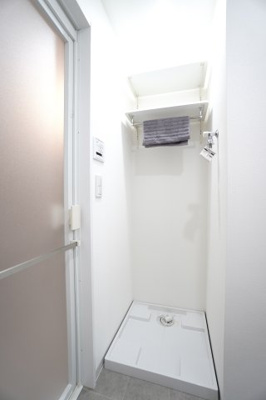 【独立洗面台】 | 【上質リノベ】アーバンビュー渚ガーデン・タワーヴィレッジ2番館 | 【パウダールーム】
嬉しい、タオル掛け付きの2段可動式のリネンラック。
しかも装着が楽なワンタッチ式の給水栓！
洗濯機置場はドラム式の洗濯機も入るサイズですが、
お手持ちのサイズが入るか要確認です！