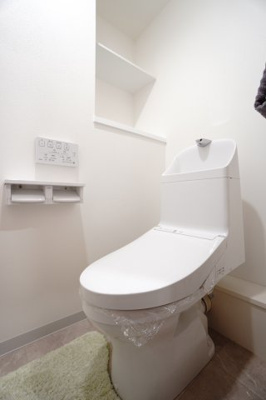 【トイレ】 | 【上質リノベ】アーバンビュー渚ガーデン・タワーヴィレッジ2番館 | 【レストルーム】
LIXIL社製！
フチをなくした便器形状。
お掃除はサッとひとふきで完了！
渦を巻くようなパワーストリーム洗浄！
フルオート洗浄付き！
もしもの時も慌てないツインペーパーホルダー！