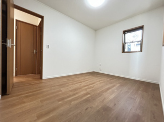 【洋室】 | 厚木市長谷 中古戸建て | 2面採光：洋室6帖（中央）
