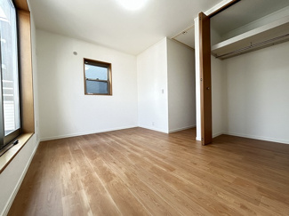 【洋室】 | 厚木市長谷 中古戸建て | 洋室6帖（南側）別角度