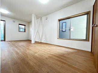 【居間・リビング】 | 厚木市長谷 中古戸建て | 3面採光：LDK19.2帖