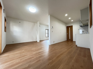 【居間・リビング】 | 厚木市長谷 中古戸建て | LDK別角度