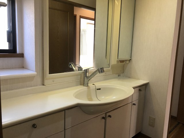 尾山台２丁目売家の独立洗面台