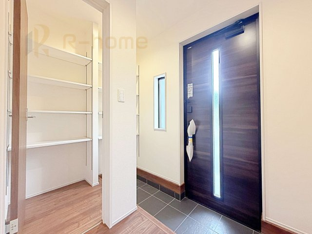 第1常総市向石下　新築戸建て　1号棟の玄関|玄関には便利なシューズクロークを設置。アウトドア用品やベビーカーなどの収納に役立ちますね♪