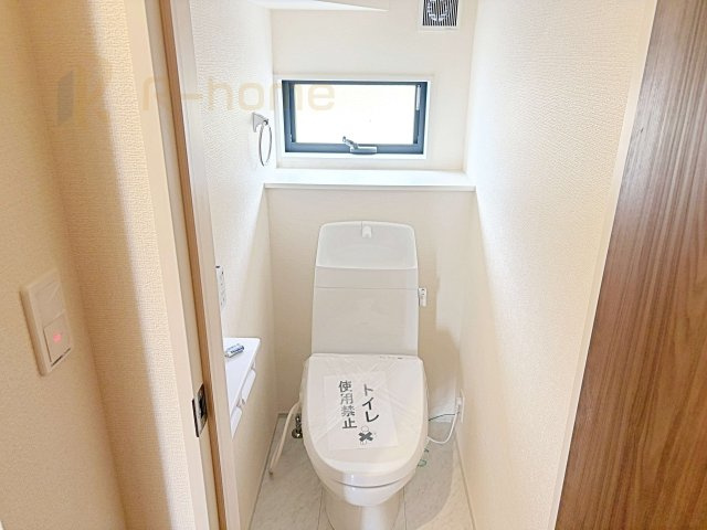 第1常総市向石下　新築戸建て　1号棟のトイレ|温水洗浄便座付きのトイレ。
トイレが２ヵ所設置で朝の忙しい時間でも安心です。