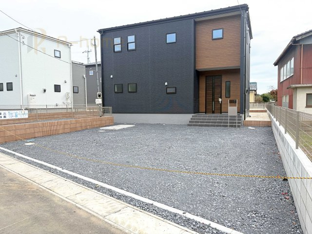 第1常総市向石下　新築戸建て　1号棟の駐車場|カースペースは3台完備。ゲスト用のスペースも確保できますね♪