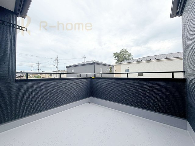第1常総市向石下　新築戸建て　1号棟のバルコニー|奥行きのあるバルコニーは、お子様をプールで遊ばせたり、カフェテラス風にしたり多目的に利用できます♪