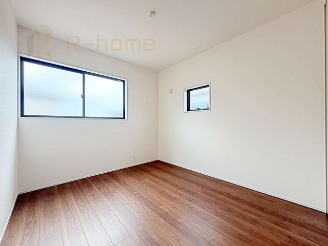 第1常総市向石下　新築戸建て　1号棟の洋室|2面窓の風通しの良い洋室です♪差し込む暖かな陽当たりで、室内がくつろげる空間に早変わりです♪