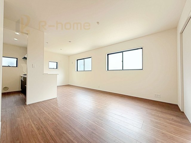 第1常総市向石下　新築戸建て　1号棟の居間・リビング|広くてとっても明るいLDK！ストック品などの収納に便利なパントリー付き♪