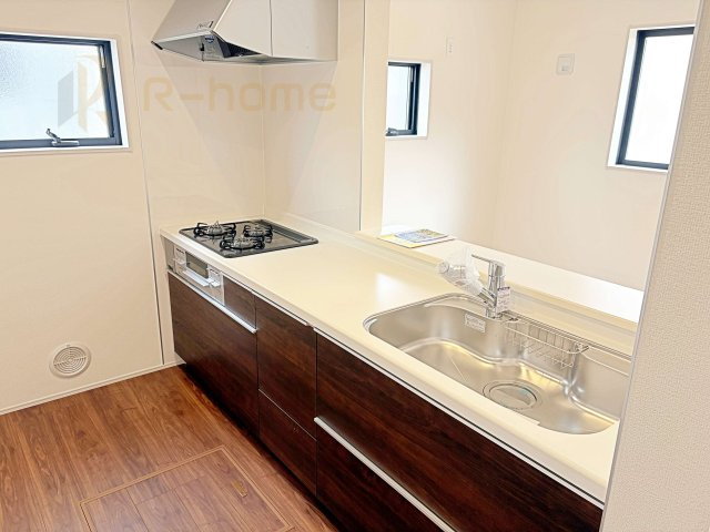 第1常総市向石下　新築戸建て　1号棟のキッチン|料理をしながら家族とコミュニケーションが取れる対面式システムキッチン。