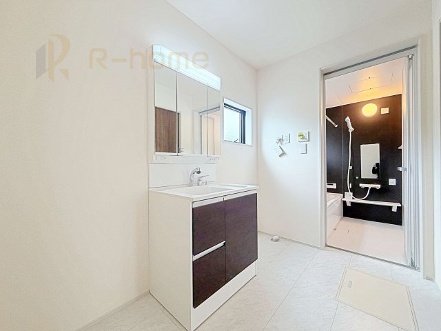 第1常総市向石下　新築戸建て　1号棟の洗面所|三面鏡の使いやすい洗面台です。忙しい朝も家族みんなで身支度可能なスペース。