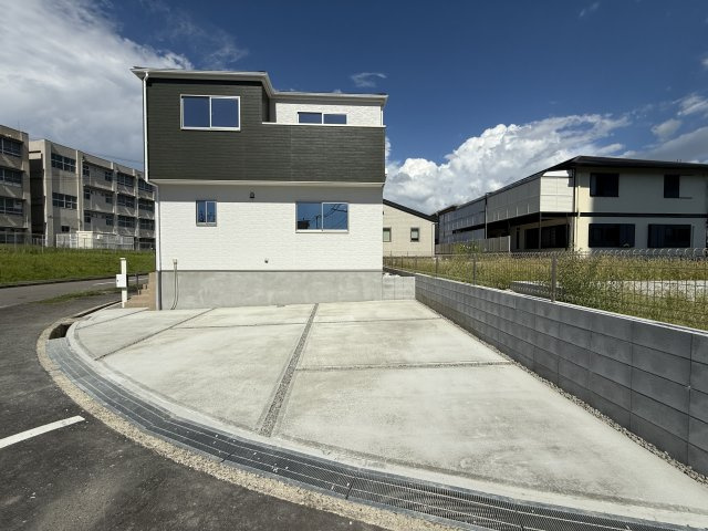 晴美台３丁　新築一戸建の駐車場