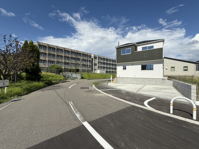 晴美台３丁　新築一戸建の前面道路含む現地写真