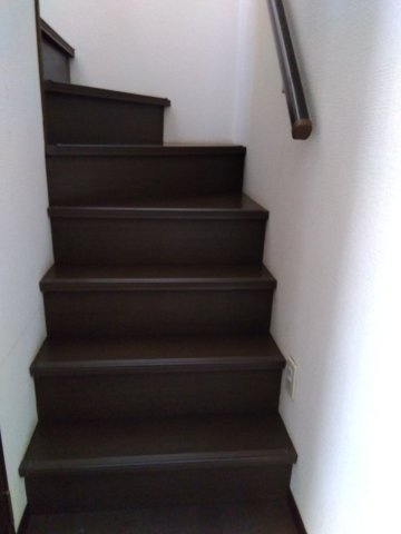 売中古戸建　三島市佐野見晴台2丁目の内装|安全に配慮したかね折れ階段です。階段には手摺があり安心です。