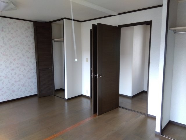 売中古戸建　三島市佐野見晴台2丁目の洋室|仕切れば2部屋で利用できます。日当たりも良く子供部屋におすすめの洋室になっています。
