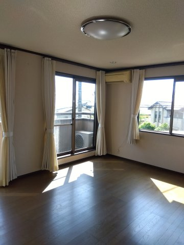 売中古戸建　三島市佐野見晴台2丁目の洋室|二面採光なので日差しがたっぷり入ります。また風通しが良く解放感もあります。