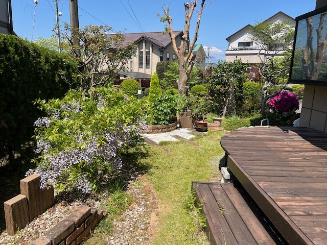 売中古戸建　三島市佐野見晴台2丁目の庭|家の周りにお庭があります。お花を植えたり家庭菜園が出来ます。