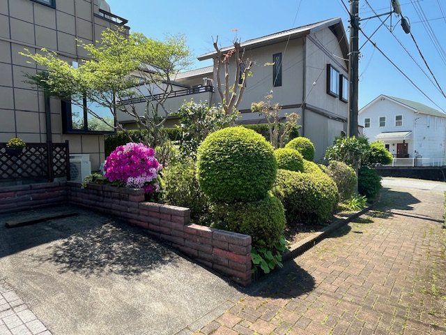 売中古戸建　三島市佐野見晴台2丁目の駐車場|駐車場は並列で3台駐車可能です。間口が広々としており楽々駐車出来ます。