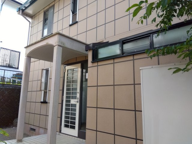 売中古戸建　三島市佐野見晴台2丁目の玄関|玄関ポーチがあるので雨の日のお出掛けの準備にも便利です。敷地面積約75坪と広々しています。