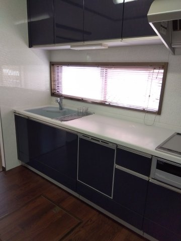 売中古戸建　三島市佐野見晴台2丁目のキッチン|キッチンには窓があり明るく開放的です。壁付けキッチンなので集中してお料理出来ますね。ＩＨクッキンヒーターで火を使わないので安全です。