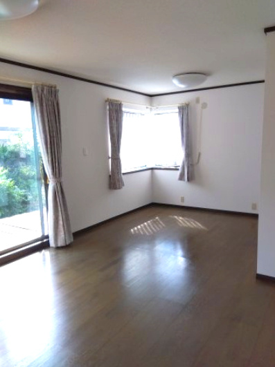 売中古戸建　三島市佐野見晴台2丁目の居間・リビング|リビング窓が出窓になっています。小物を置いたりと、インテリアが楽しめます。