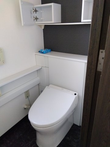 売中古戸建　三島市佐野見晴台2丁目のトイレ|背面に棚があるのでトイレットペーパーの予備や芳香剤が置けます。シンプルで使い勝手のよいトイレです。