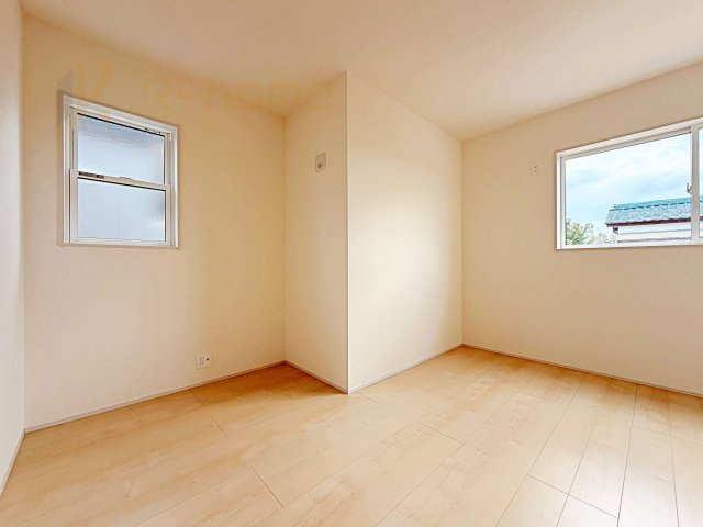 第1常総市向石下　新築戸建て　2号棟の洋室|2面窓の風通しの良い洋室です♪差し込む暖かな陽当たりで、室内がくつろげる空間に早変わりです♪