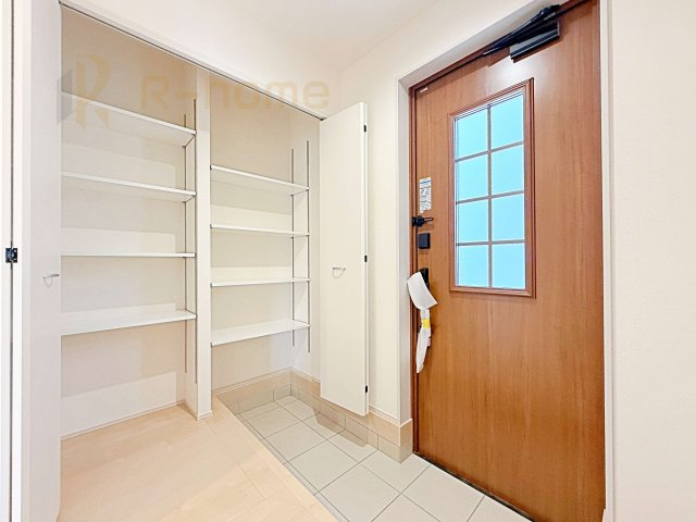 第1常総市向石下　新築戸建て　2号棟の玄関|気持ちよくご家族やゲストを送迎できる穏やかな雰囲気の玄関♪大きな下駄箱で玄関廻りスッキリ♪