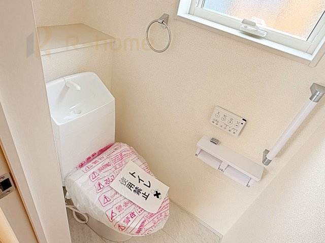 第1常総市向石下　新築戸建て　2号棟のトイレ|温水洗浄便座付きのトイレ。
トイレが２ヵ所設置で朝の忙しい時間でも安心です。