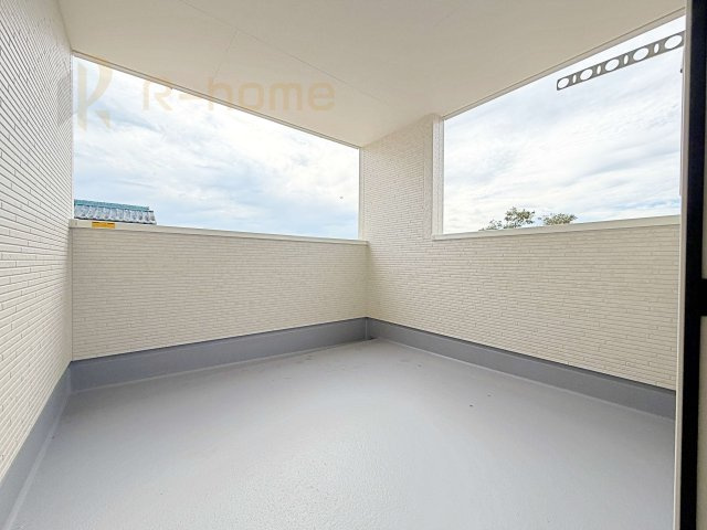 第1常総市向石下　新築戸建て　2号棟のバルコニー|急な雨でも安心のインナーバルコニー♪忙しいご夫婦も大満足♪