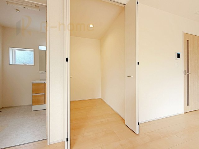 第1常総市向石下　新築戸建て　2号棟の収納|掃除道具などの収納に便利なリビングクローゼット♪共有スペースの収納はあると便利です！