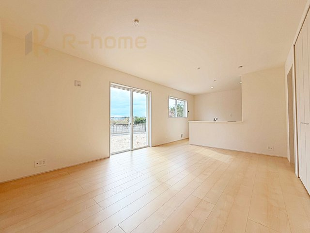 第1常総市向石下　新築戸建て　2号棟の外観|広くて明るいＬＤＫ♪ ゆったりくつろげるリビングスペースで、ご家族皆様の笑顔が溢れます。