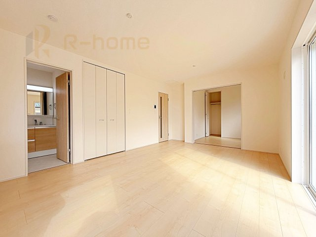 第1常総市向石下　新築戸建て　2号棟の居間・リビング|開放感のあるリビングには収納スペースもあり、ゆったりした空間を保てます♪