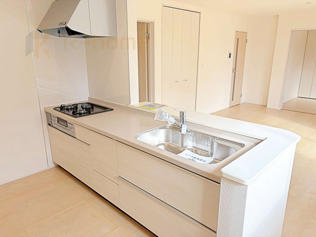 第1常総市向石下　新築戸建て　2号棟のキッチン|料理をしながら家族とコミュニケーションが取れる対面式システムキッチン。