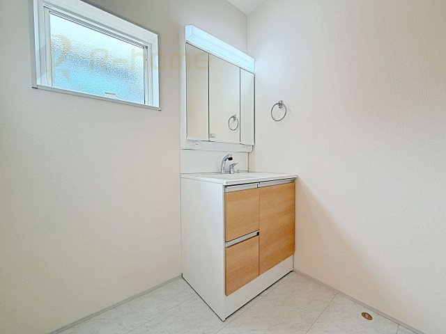 第1常総市向石下　新築戸建て　2号棟の洗面所|三面鏡の使いやすい洗面台です。忙しい朝も家族みんなで身支度可能なスペース。