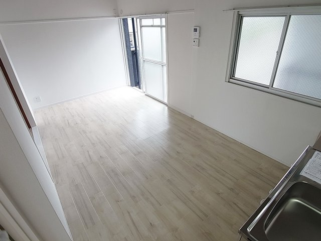 南五葉ハイツの居間・リビング|窓が多く風通しも良好です